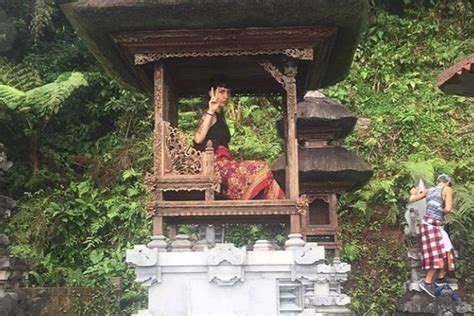 Viral Foto 2 Bule Lecehkan Tempat Suci Di Bali Halaman All