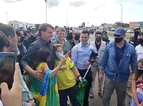O juiz federal renat borelli, de brasília, mandou o presidente jair bolsonaro usar máscara sempre que estiver defiro o pedido de tutela de urgência, para: Bolsonaro tira foto sem máscara ao lado de crianças e ...