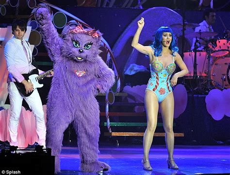 Kitty Perry Katy Displays Her Purrfect Dance Routine Alongside A Giant