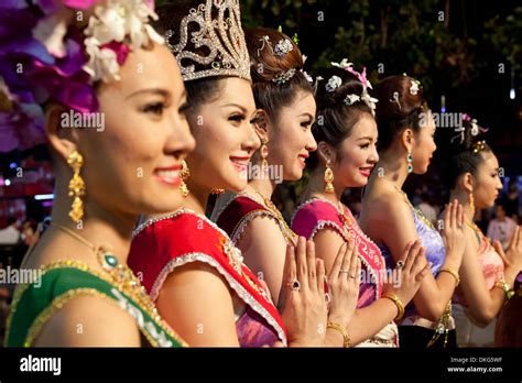Thai Girls At Loi Krathong Festival Chiang Mai Northern Thailand Thailand Southeast Asia