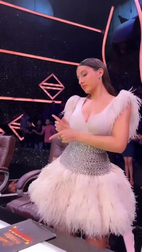 Nora Fatehi Sexy Cute Cleavage Bts On Reality Show