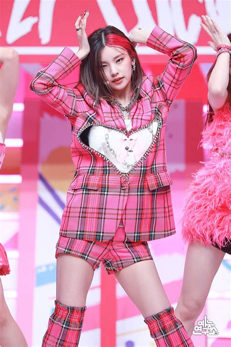 210925 Itzy Loco At Music Core Kpopping