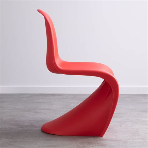 Der stuhl wird seit 30 jahren produziert, wobei sich die plastikherstellung kontinuierlich weiterentwickelte. Stuhl PANTONE - Polypropylen - - themasie.com