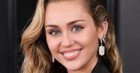 Miley Cyrus Asiste A Los Grammy Sin La Compañía De Su Esposo Liam Hemsworth La Verdad Noticias