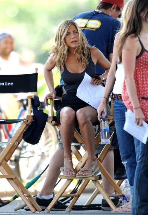 jennifer aniston on the set as for me she looks just great 8 pics