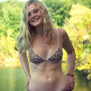Elle Fanning Nude Photos Naked Sex Videos
