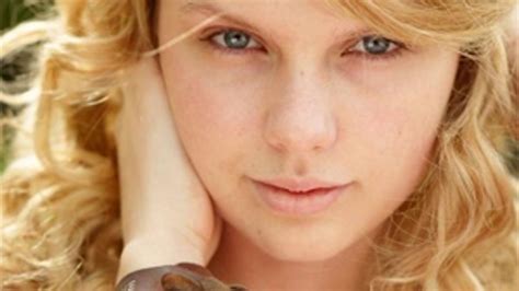 Taylor is perhaps one of the very few people who can say she woke up with this stunning face. Taylor Swift without makeup