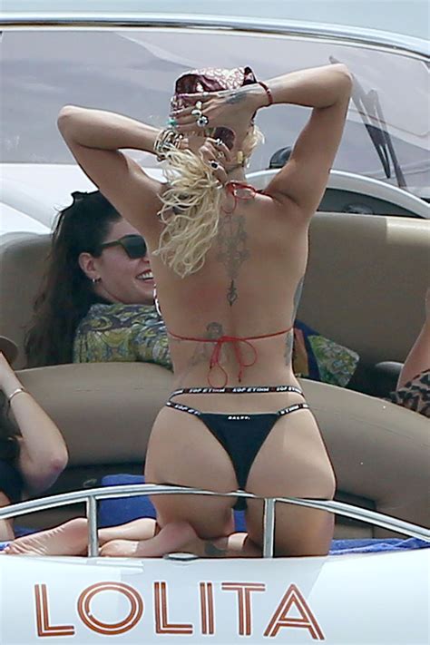 Rita Ora Topless Sur La Plage Tu Es A Distrayant
