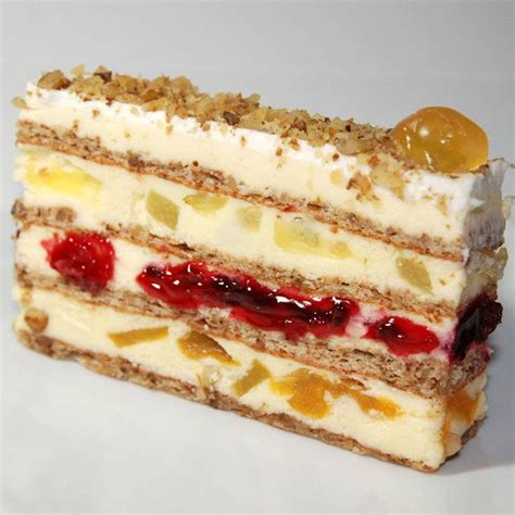 Beljakova torta z orehi, kremo, smetano in sadjem | Gurman.eu