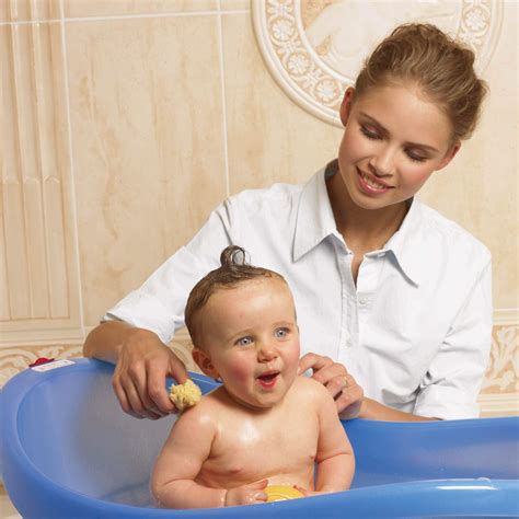 How To Bathe A Newborn Baby At Home Newborn Bathing Hacks