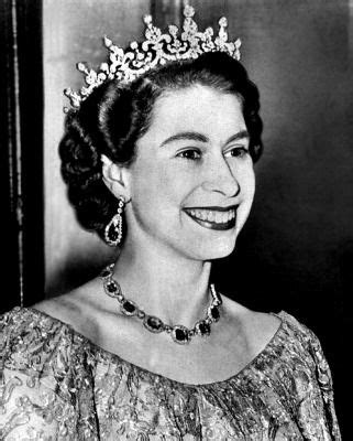 It is not news that the united kingdom is ruled by one large royal family rather than successive presidents like in other countries. Die besten 25+ Queen elizabeth 2 young Ideen auf Pinterest ...