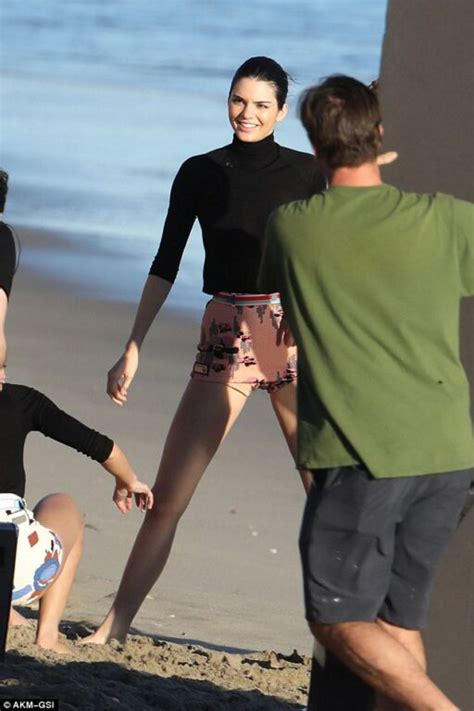Alerta hot Kendall Jenner Gigi Hadid y Ashley Graham en traje de baño en la playa EstiloDF