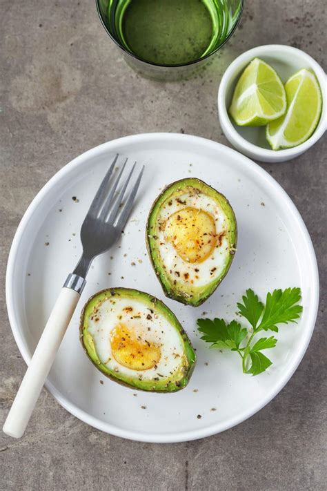 You Need To Start Making These Baked Eggs In Avocado Immediately