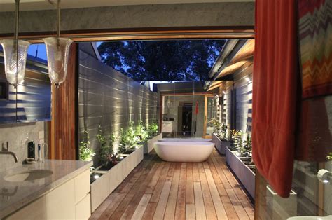 12 Awesome Indooroutdoor Bathrooms Homes Of The Rich