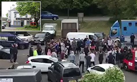 Shocking Moment Huge Crowd Watch Organised Street Fight Outside Pub Daily Mail Online