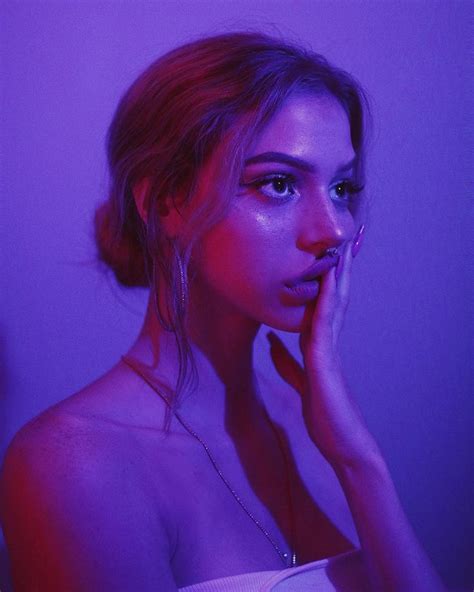 𝖊𝖑𝖎𝖟𝖆 𝖗𝖔𝖘𝖊 🥀 On Instagram “neon Selfportrait Pt 1 ꒰˘̩̩̩⌣˘̩̩̩๑꒱♡” Neon Photography
