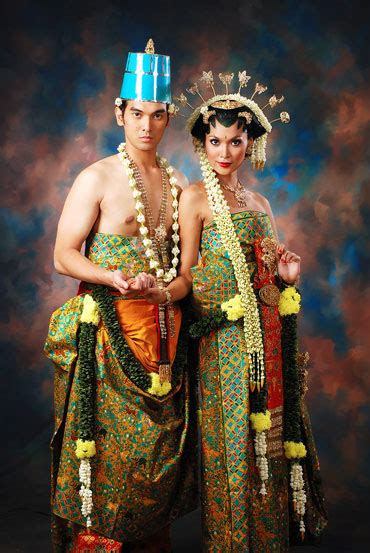 Dengan bentuk paes yang lancip mirip dengan paes yogya putri, paes ageng yogya tampak elegan dengan hiasan emas prada ditepi paesnya. DJAVA PhotoArt: Beranekaragam Busana Adat Jawa