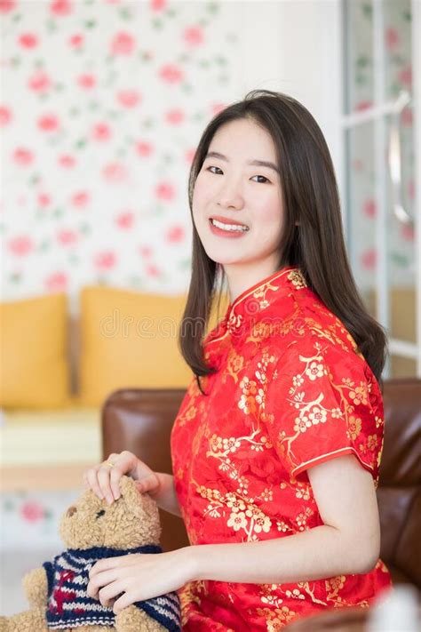 China Hermosa Mujer Con Largos Cabellos Negros En Rojo Vestido Tradicional Es Sonriente Y