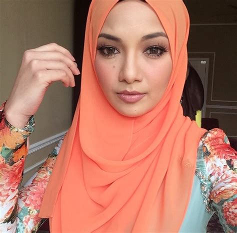 Tudung Neelofa Dalam Masa 3 Minit Jualan Tudung Neelofa Raih Rm1 3 Juta Gempak Peniagaan