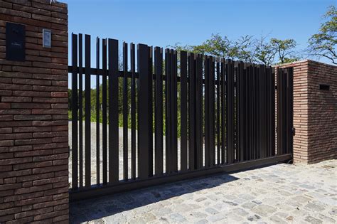 15 Best Minimalist Iron Fence Design Ideas For You To Try House Fence