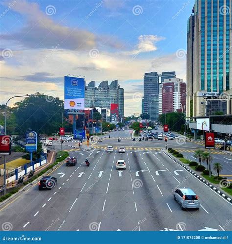 Busy Traffic Conditions Malaysia Malaysia During The Afternoon