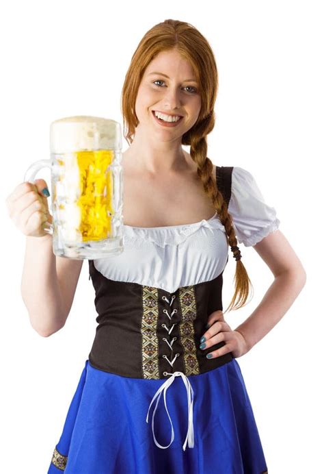 Oktoberfest Mädchen Das An Der Kamera Hält Bier Lächelt Stockfoto Bild Von Kamera Schön