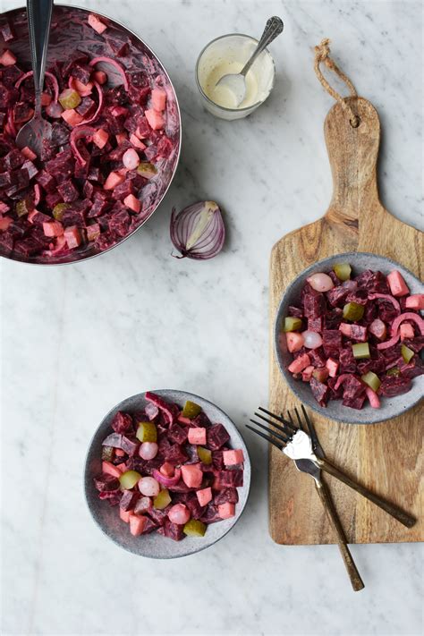 Bietensalade met appel augurk en uitjes