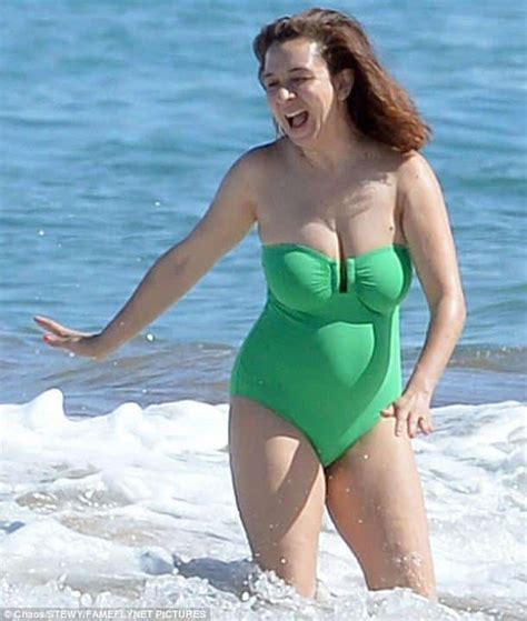 Quand elle a vu cette jeune fille au maillot de bain vert se déshabiller sur la plage elle a