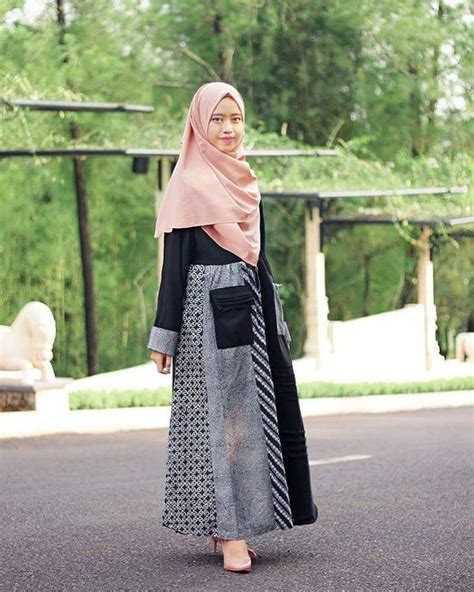 Jika anda merasa bosan dengan gamis yang polos tanpa motif apapun, anda bisa mencoba menggunakan gamis kombinasi batik yang cocok. 30+ Model Gamis Polos Kombinasi Batik 2019 - Fashion ...