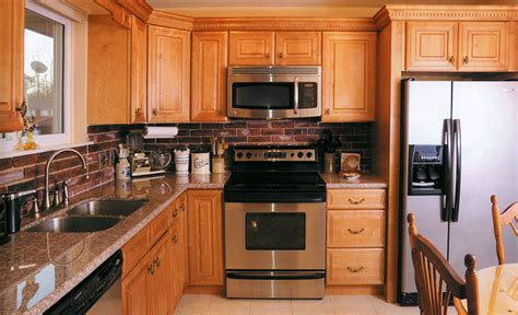 Their finishes make for an exciting contrast against the maple cabinets. J&K Cabinetry - Honey Maple Glazed Cabinets Image | ProView