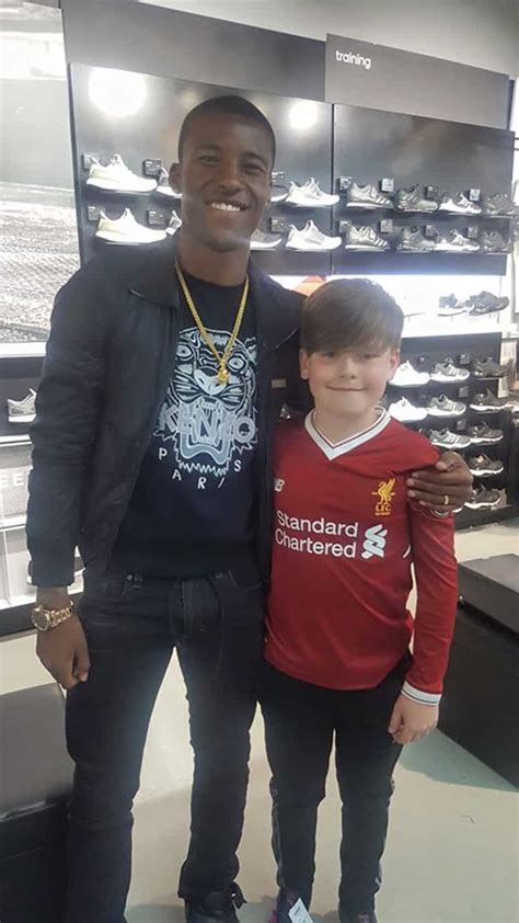 See a recent post on tumblr from @carlalovesgini about georginio wijnaldum. Quand Georginio Wijnaldum offre une paire d'adidas ...