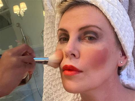 charlize theron reveals the popular ‘90s beauty trend she s ‘still recovering from the