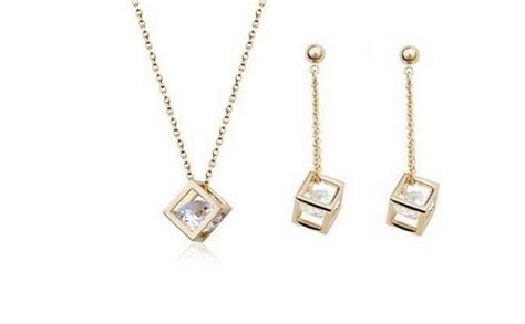 Lantisorul se livreaza in cutie cadou. Bright Crystal! Set de bijuterii placat cu Aur: lantisor ...