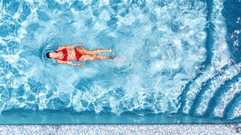 Aktives Junges Mädchen Im Schwimmbad Luftaufnahme Drohne Von Oben Junge Frau Schwimmt Im