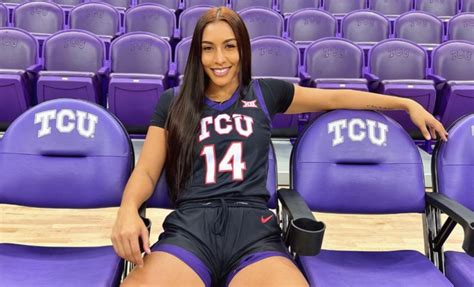 Photos Meet The Women S College Basketball Player Making Headlines The Spun