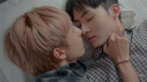 Corea Del Sud Il Cantante Gay Holland Debutta Con Neverland Il Video è Vietato Per Un Bacio