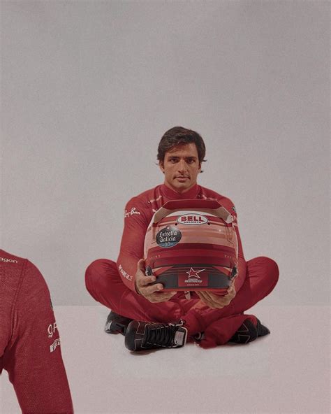 Carlos Sainz W His Helmet Aesthetic Ferrari F1 En 2022 Estrella