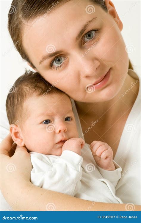 Houdende Van Moeder Met Baby Stock Afbeelding Image Of Kruipen Greep