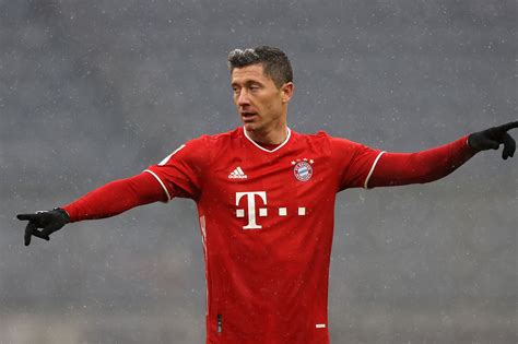 Robert Lewandowski Breaks Another Record In Bayerns 2 1 Win Over Sc