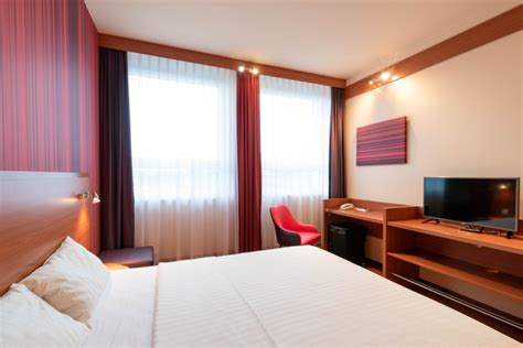 This apartment features a kitchenware, microwave and stovetop. Star Inn Hotel München Schwabing