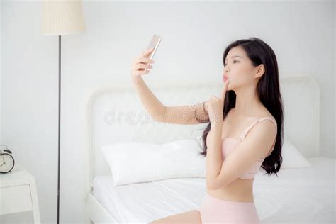 Hermosa Joven Asiática Sexy En Ropa Interior Hablando Un Selfie En Smartphone Para Redes