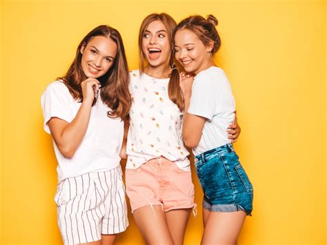 Drei Junge Schöne Lächelnde Hippie Mädchen In Der Modischen Sommerkleidung Sexy Sorglose Frauen