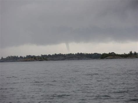 Bu məqalədə tromb nədir və onun insan üçün nə kimi təhlükə törətməsi tromb damar divarı zədələnərkən qanın ətraf toxumalara sızmasının qarşısını alır. Tromber och fallvindar i Sverige 2010-2014 | SMHI