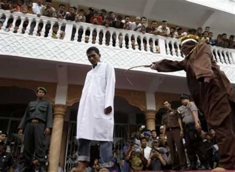 tÊtu indonésie accusés d homosexualité ils risquent 100 coups de