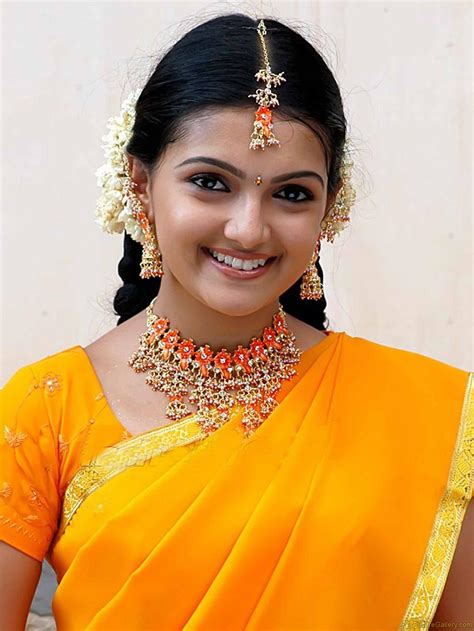 Tamil Hot Actress Hot Scene Saranya