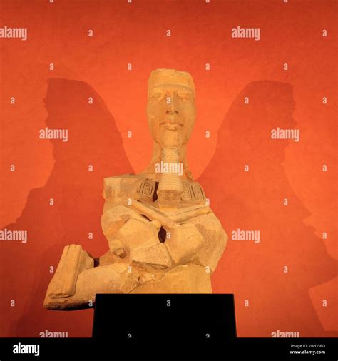 Fragmento De Una Estatua Egipcia De Akhenaton Museo Del Louvre París