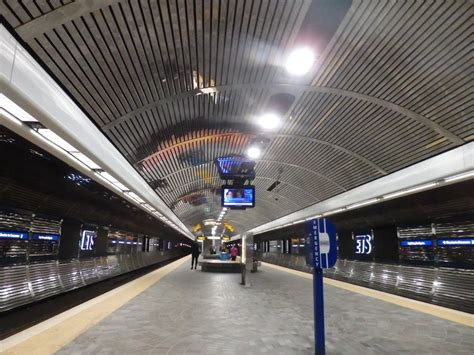 Foto: estación Bay/Enterprise Square del metro - Edmonton (Alberta), Canadá