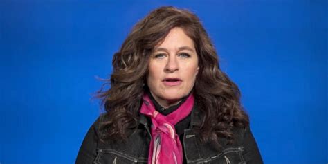 Lorelai egy szállodában dolgozik menedzserként. VIDEO: Louise Goffin Talks About Working With Her Mom ...
