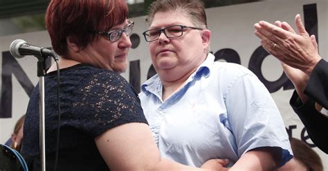 michigan couple that challenged gay marriage ban gets married in southfield cbs detroit