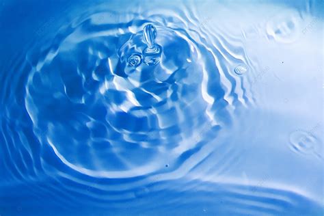 Fale Kropli Wody Na Niebieskiej Powierzchni Wody Tło Technologia